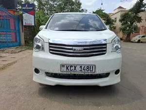 Toyota Noah 2.0 158hp FWD (8 Seater) 2013 White