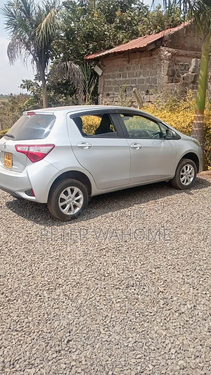 Toyota Vitz 2018 Silver