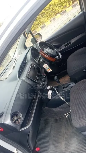Toyota Vitz 2018 Silver