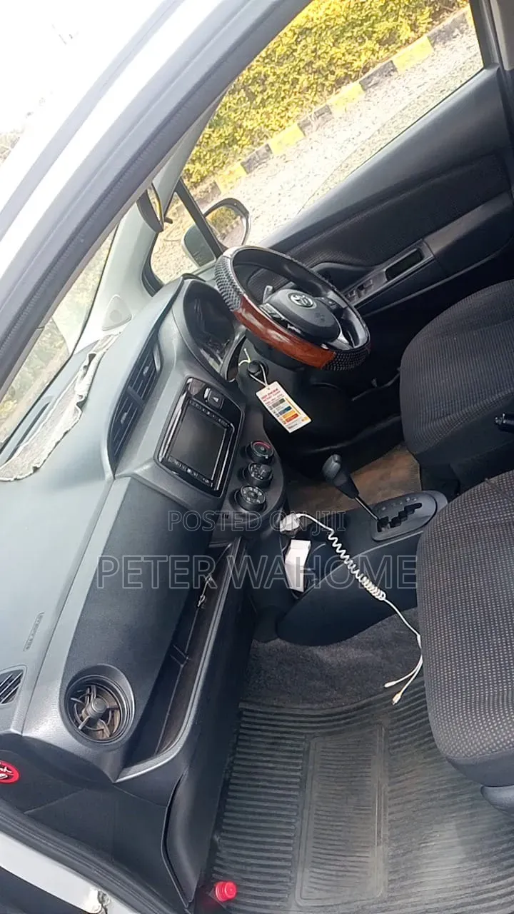 Toyota Vitz 2018 Silver
