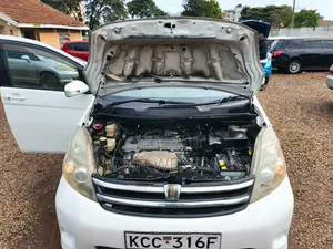 Toyota ISIS 2008 White