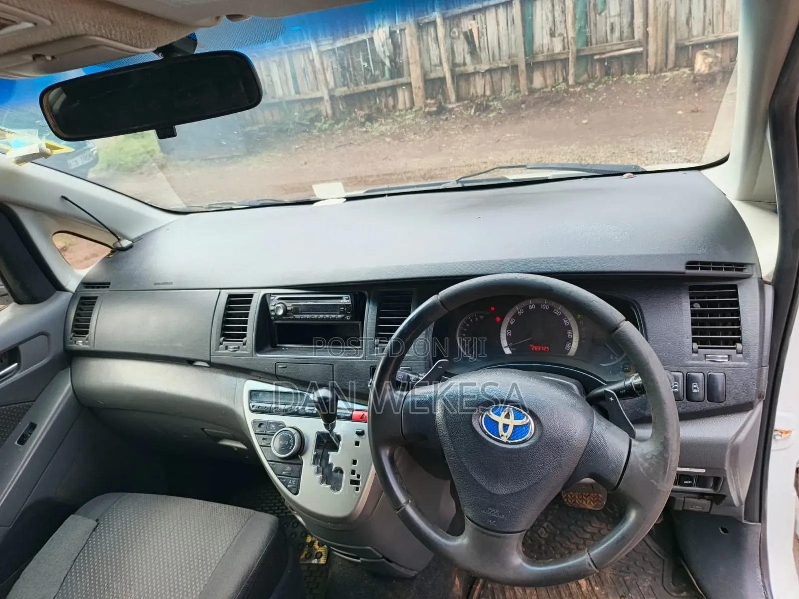 Toyota ISIS 2008 White