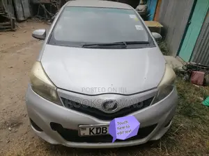 Toyota Vitz 2013 Silver