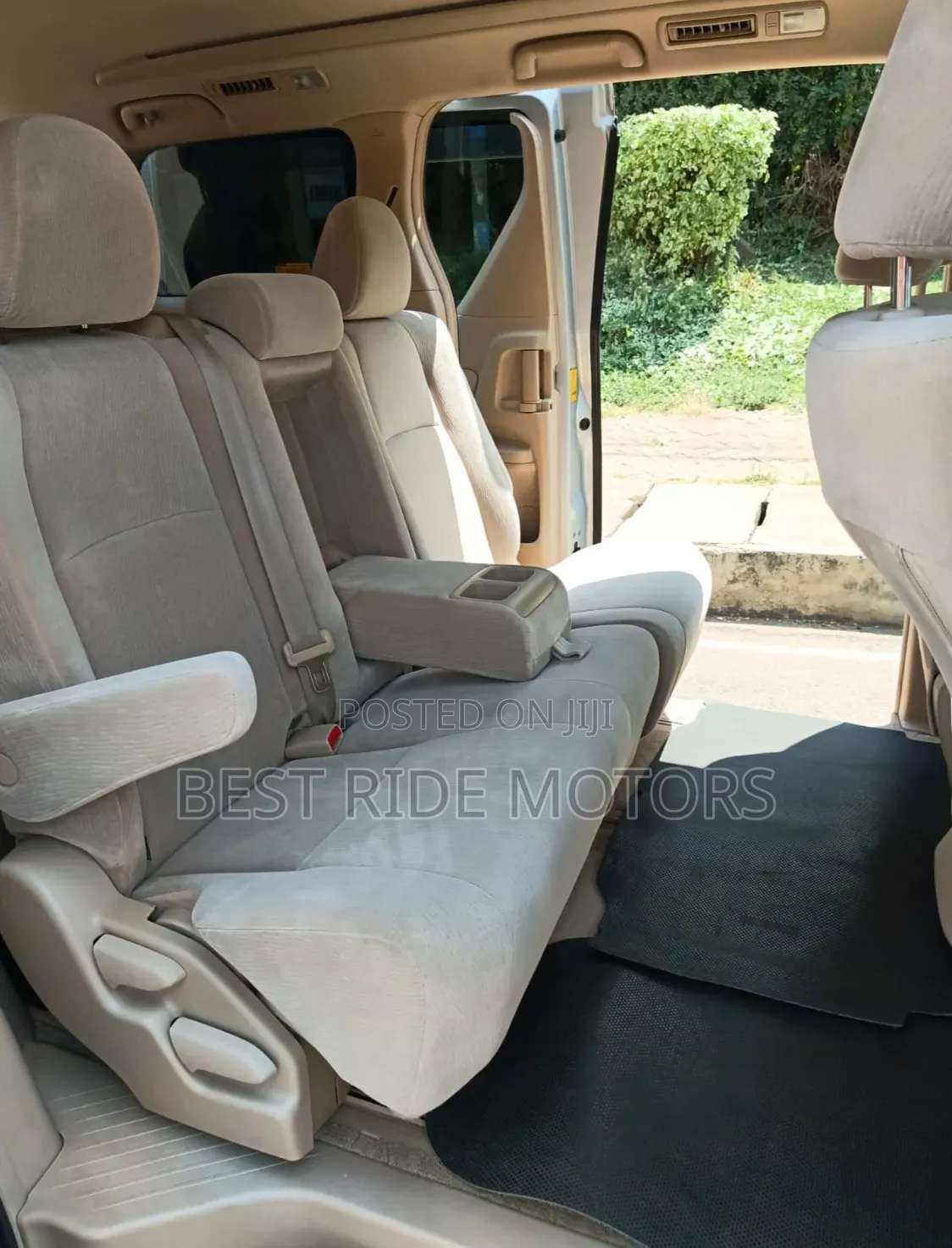 Toyota Vellfire 2011 Silver
