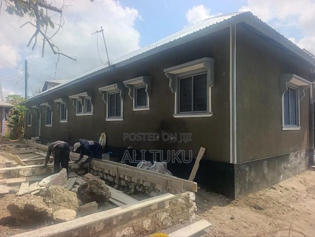 9bdrm House in Msikiti Nur, Utange for sale