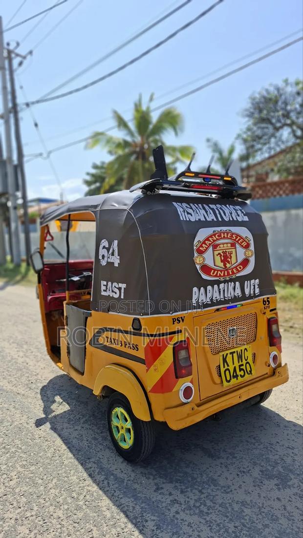 Bajaj RE 2024 Yellow - thumbnail 4