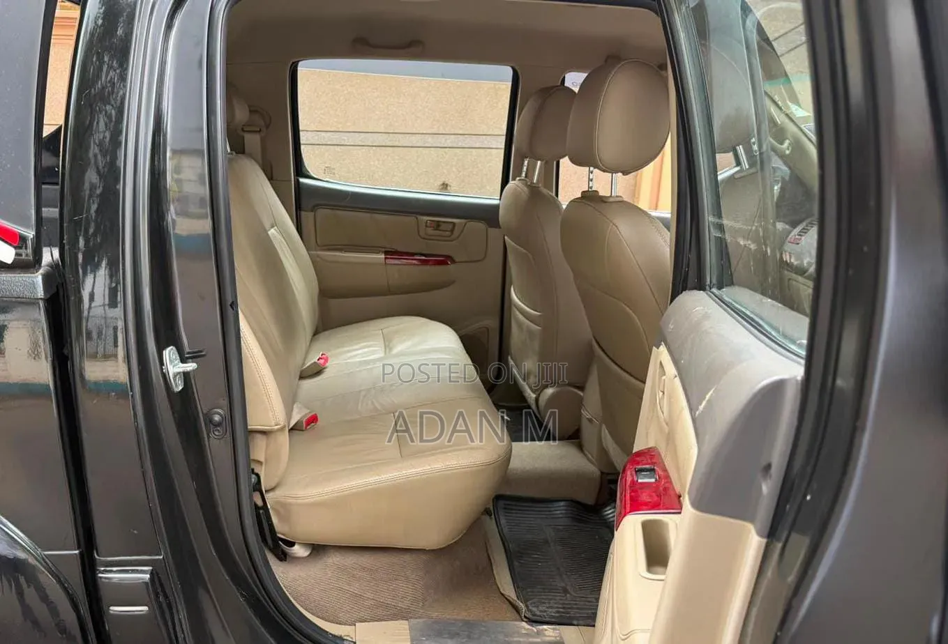 Toyota Hilux 2012 Black