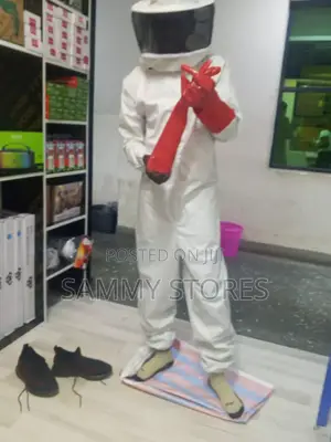 Full Body Beekeeping Suit With Protective Veil and Rubber Gloves