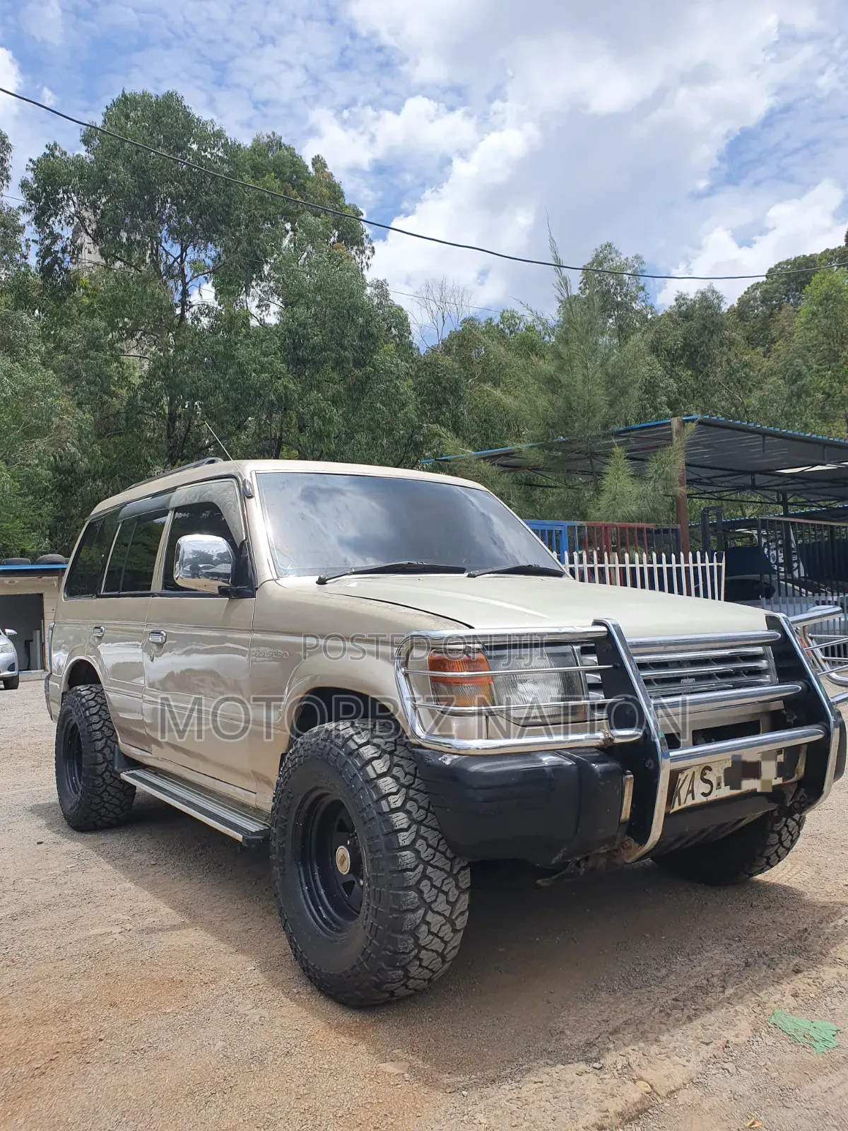 Mitsubishi Pajero 1996 Gold