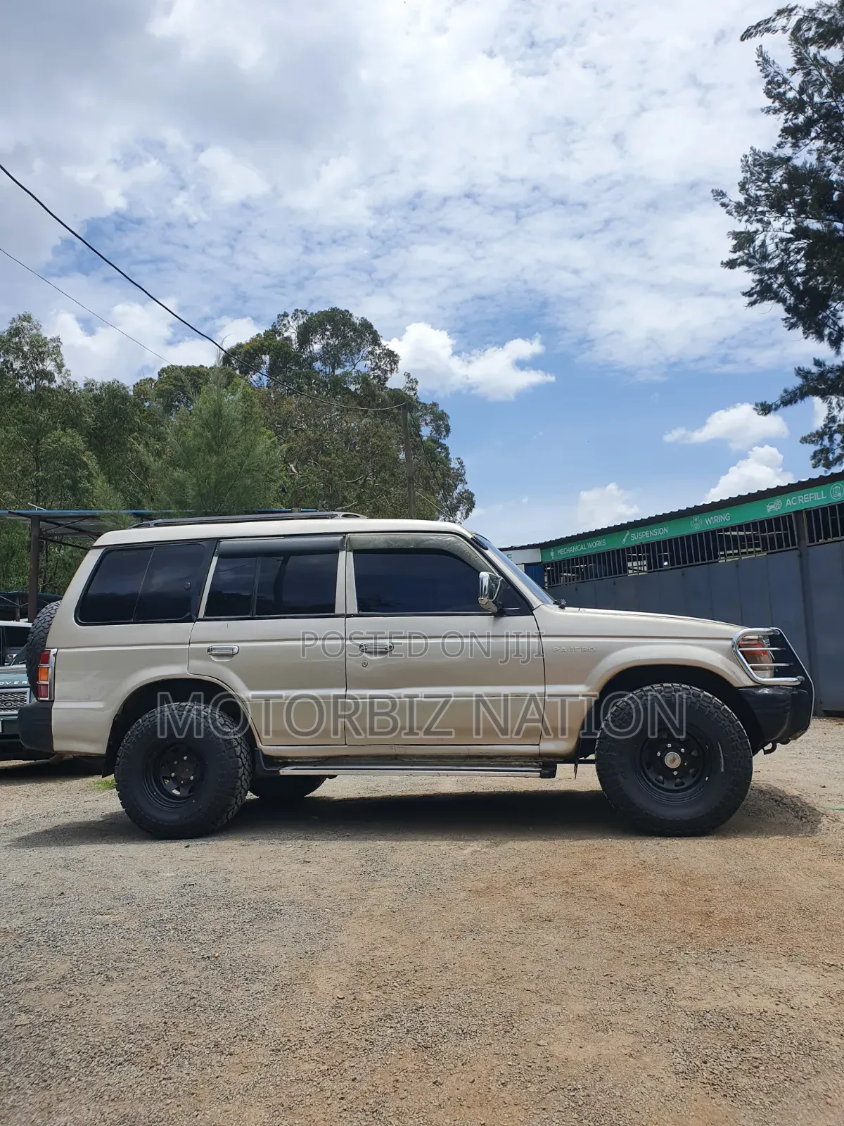 Mitsubishi Pajero 1996 Gold
