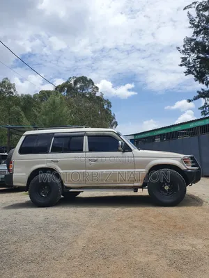 Mitsubishi Pajero 1996 Gold