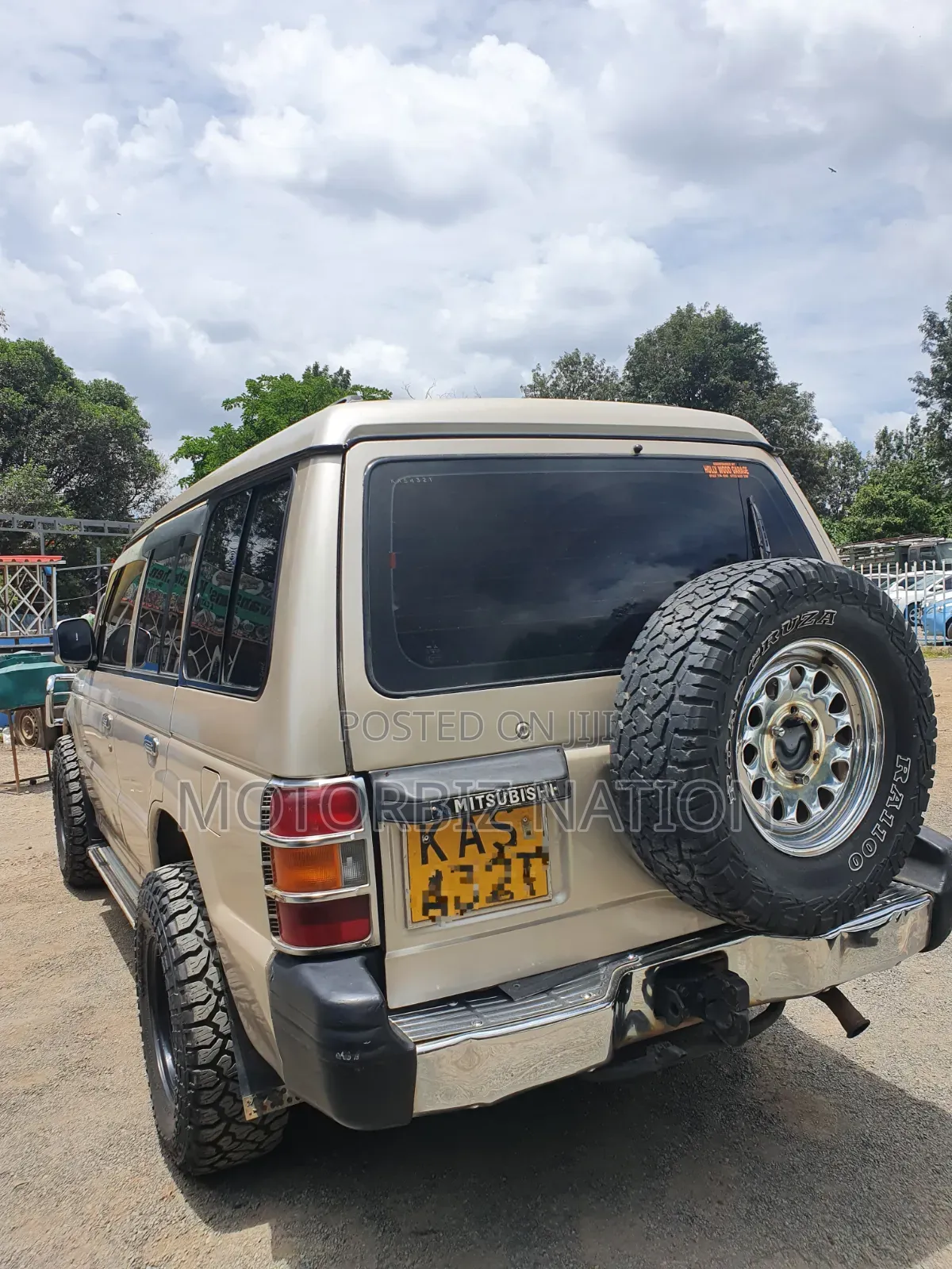 Mitsubishi Pajero 1996 Gold