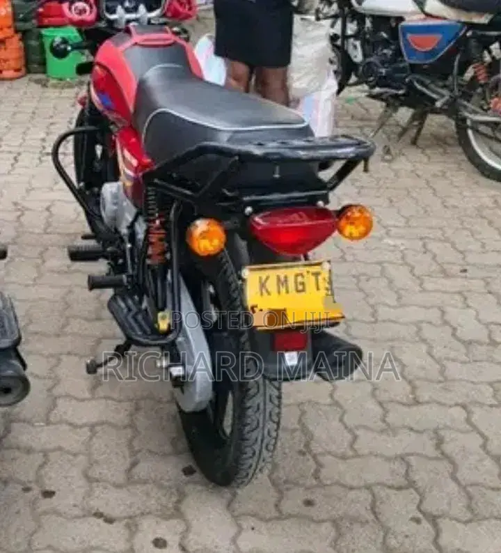Bajaj Boxer 2025 Red