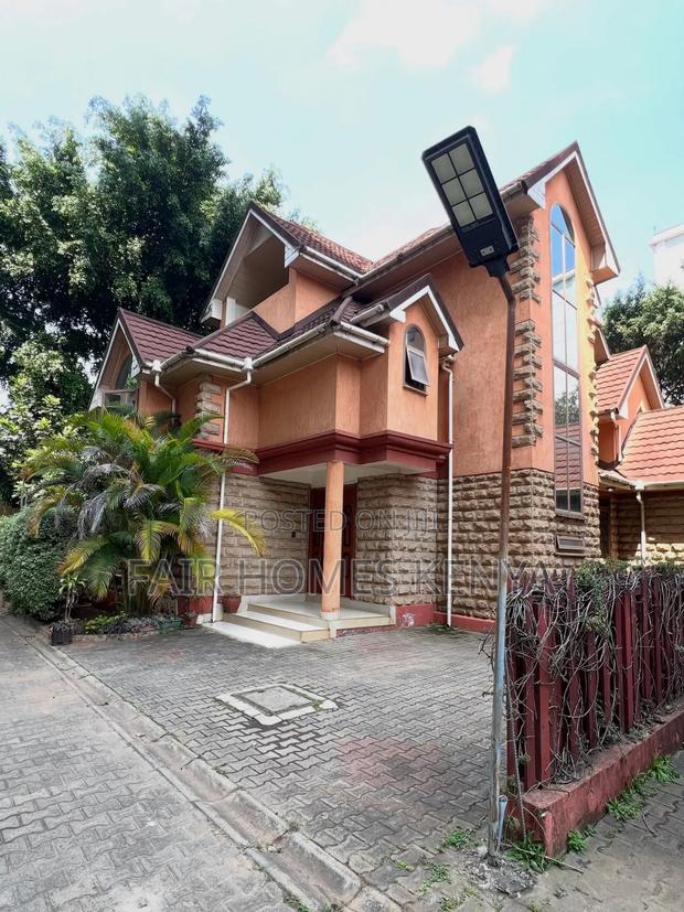 5bdrm Townhouse / Terrace in Othaya Road, Valley Arcade for rent
