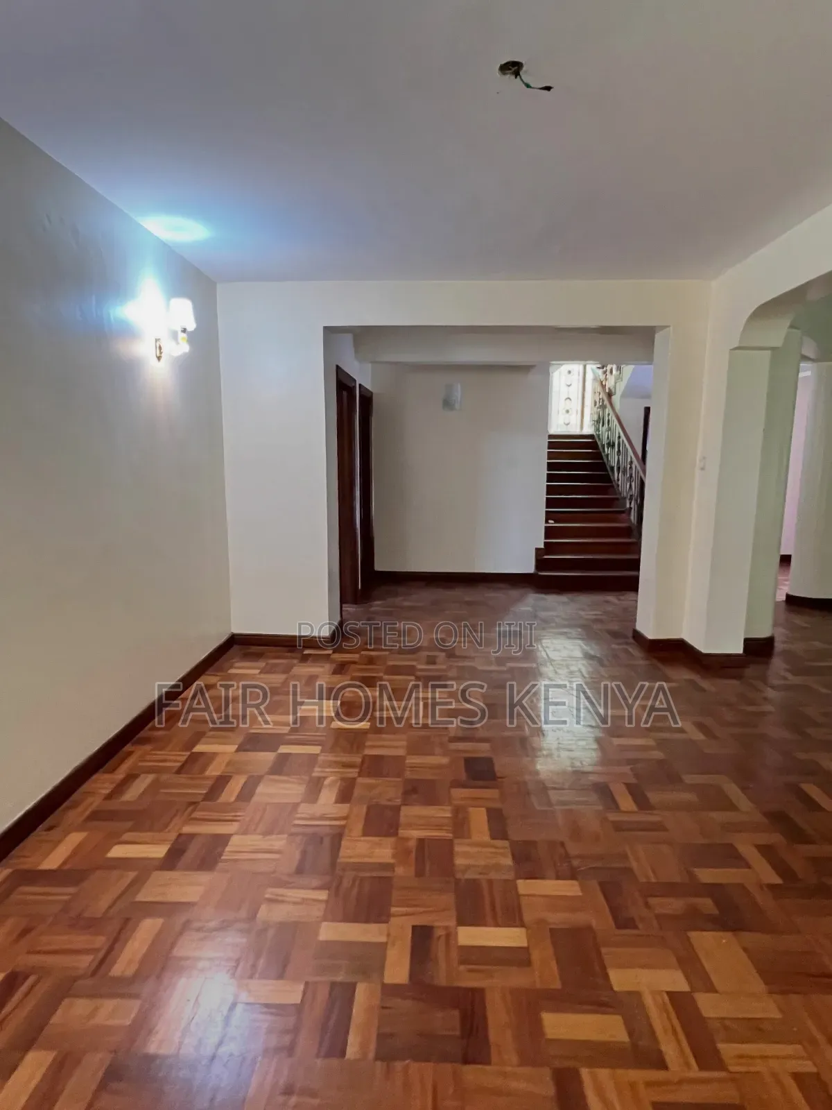 5bdrm Townhouse / Terrace in Othaya Road, Valley Arcade for rent