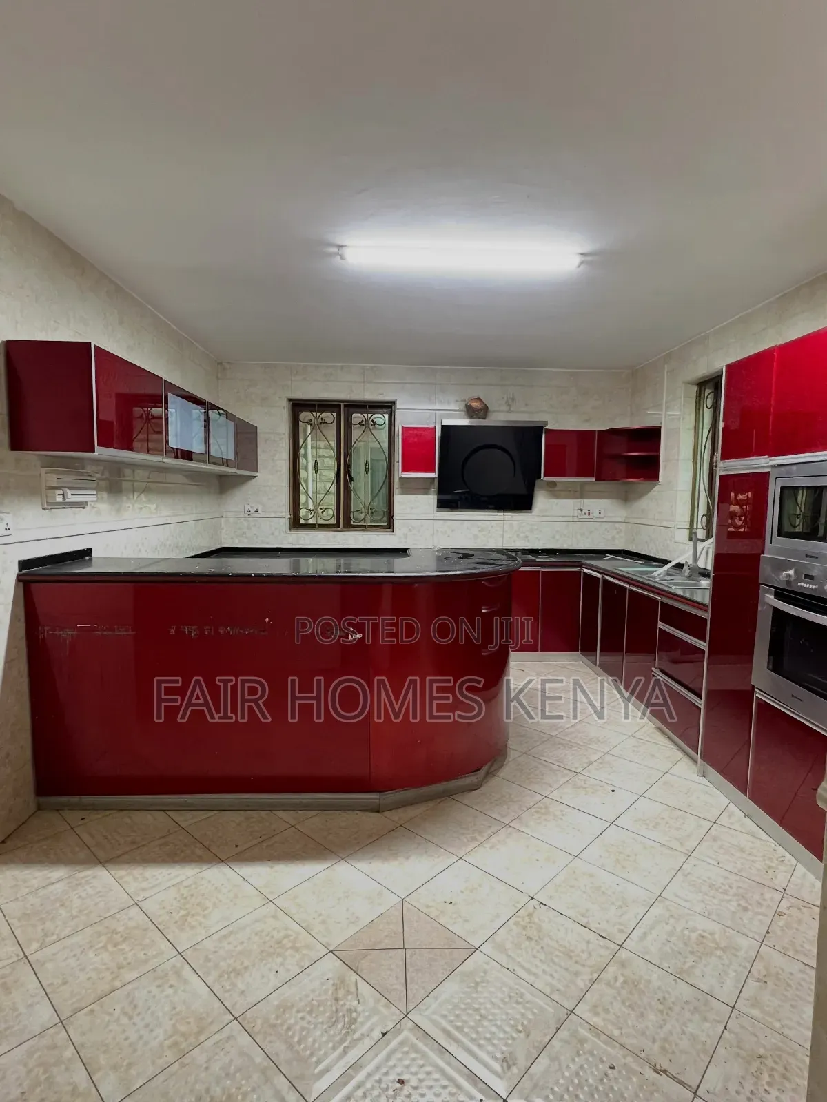 5bdrm Townhouse / Terrace in Othaya Road, Valley Arcade for rent