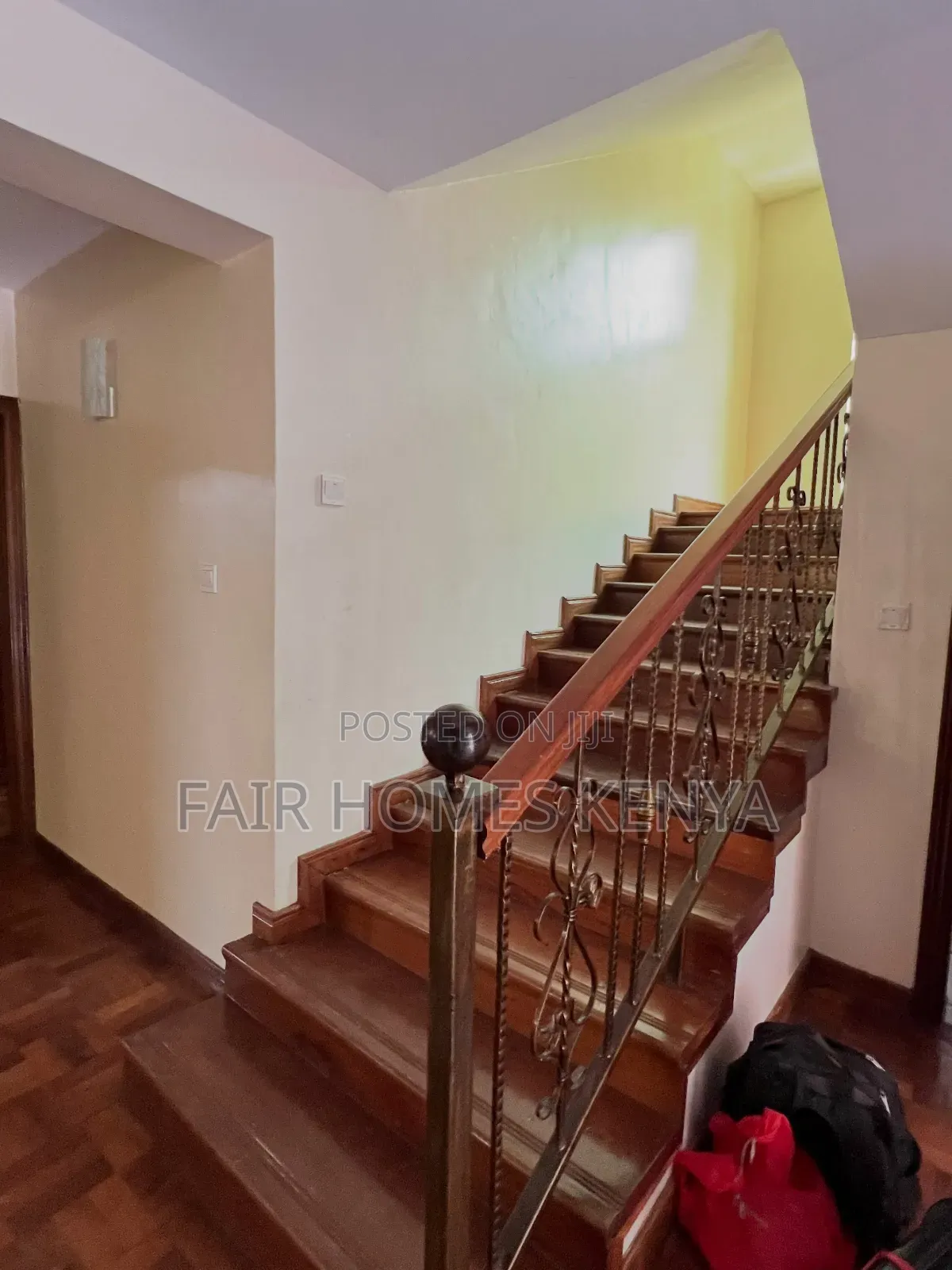 5bdrm Townhouse / Terrace in Othaya Road, Valley Arcade for rent