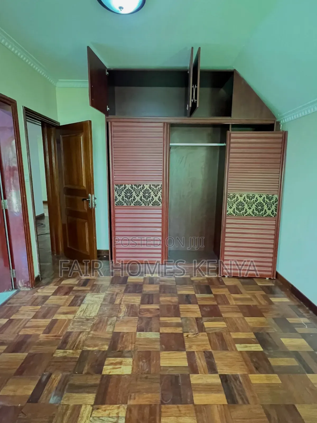 5bdrm Townhouse / Terrace in Othaya Road, Valley Arcade for rent