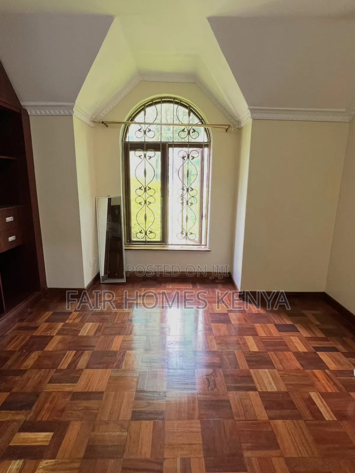 5bdrm Townhouse / Terrace in Othaya Road, Valley Arcade for rent