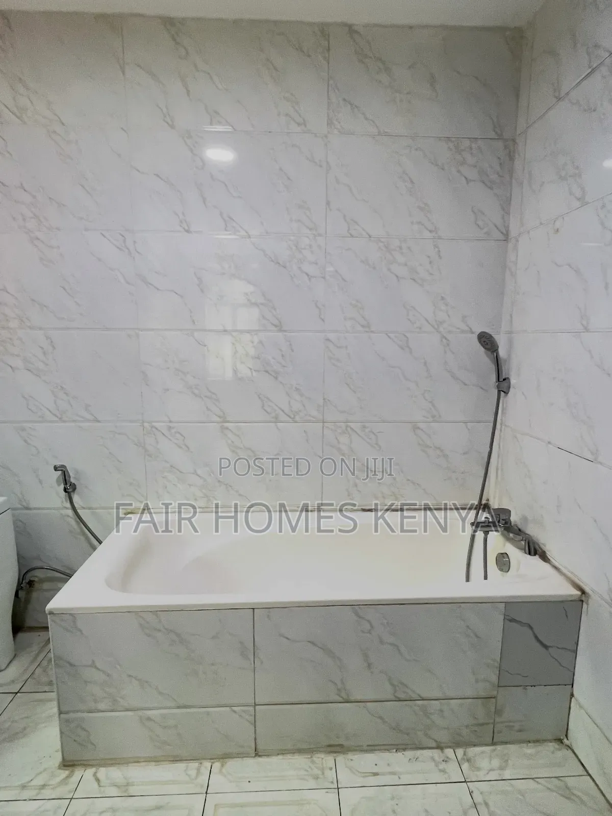 5bdrm Townhouse / Terrace in Othaya Road, Valley Arcade for rent