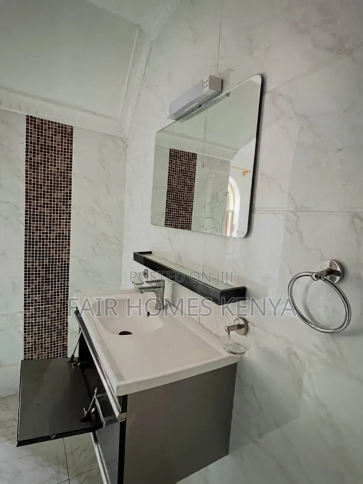 5bdrm Townhouse / Terrace in Othaya Road, Valley Arcade for rent