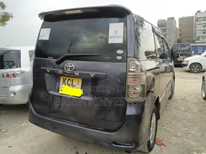 Toyota Voxy 2012