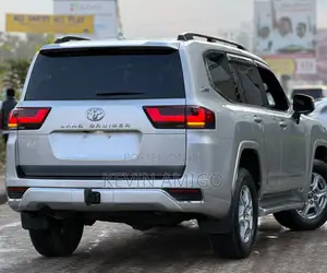 Toyota Land Cruiser LC300 2022 Silver