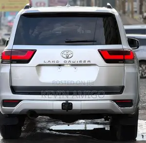 Toyota Land Cruiser LC300 2022 Silver