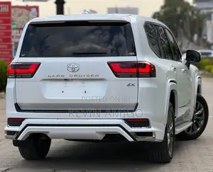 Toyota Land Cruiser LC300 2023