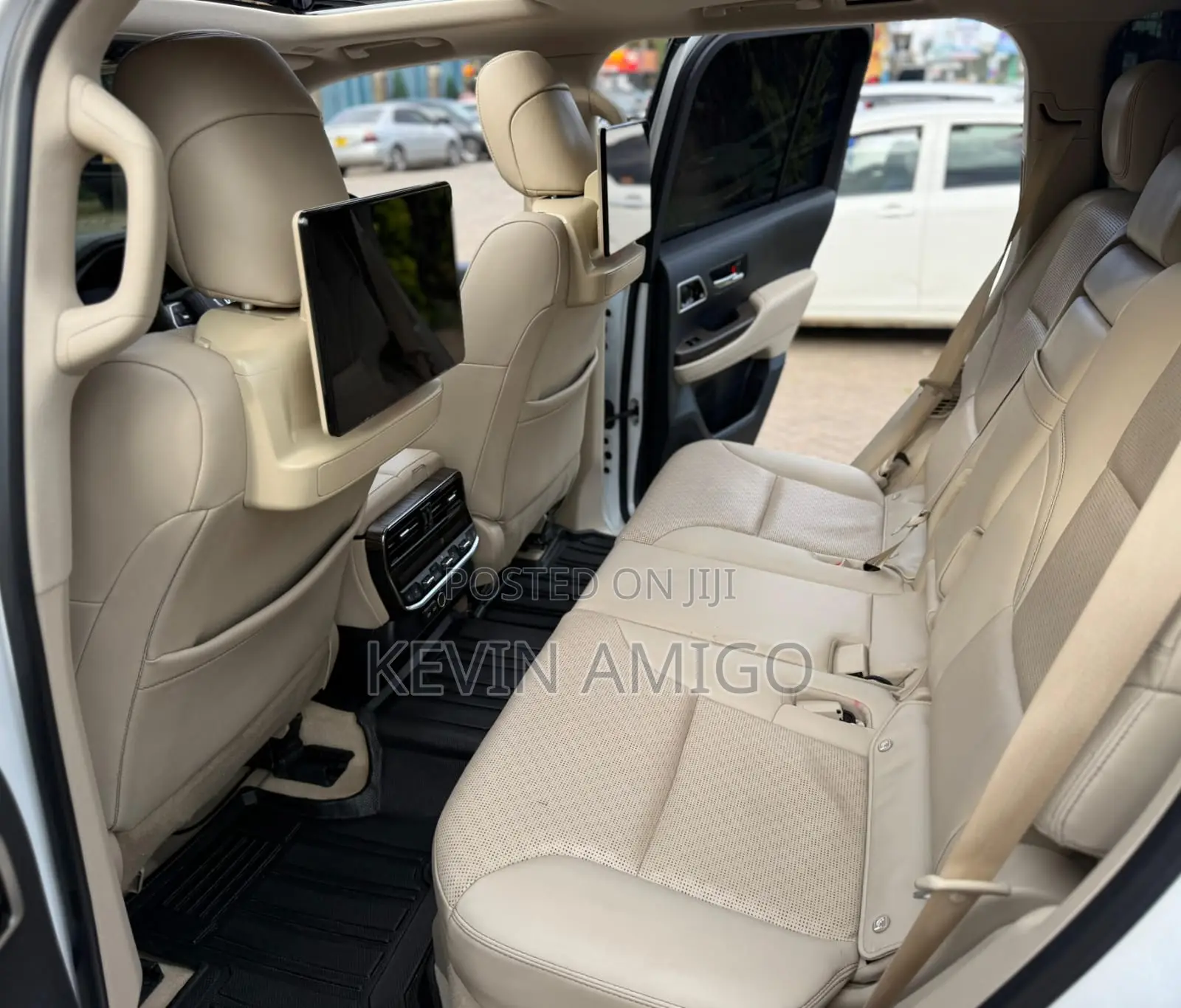 Toyota Land Cruiser LC300 2023