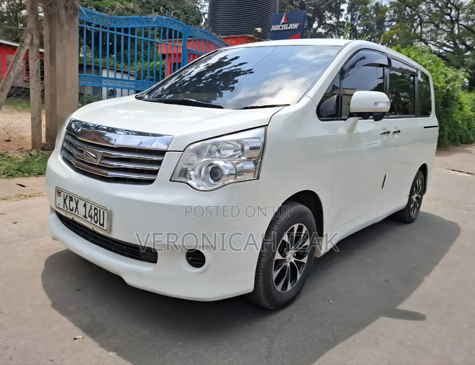 Toyota Noah 2013 White
