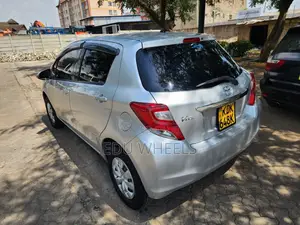 Toyota Vitz 2015 Silver
