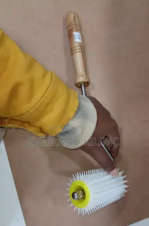 Bee Hive Tool for Beekeeper Uncapping Roller