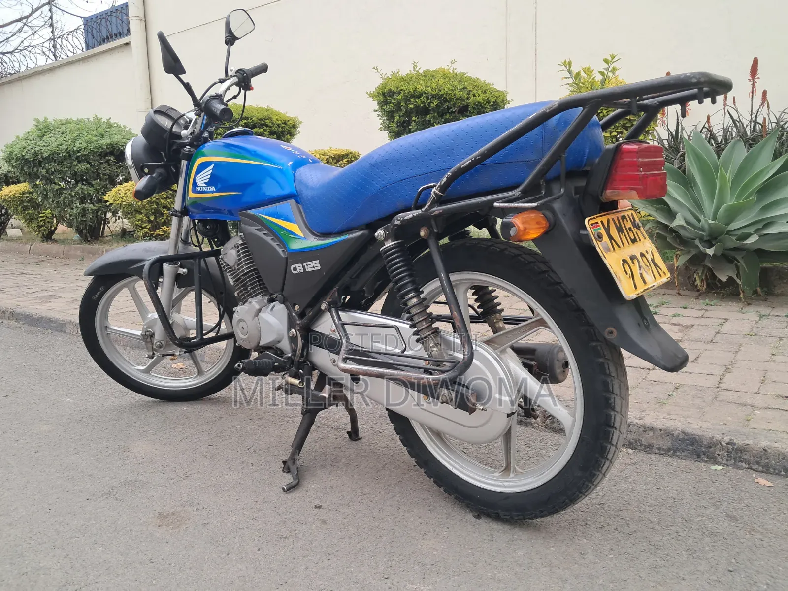 Honda CB 2025 Blue