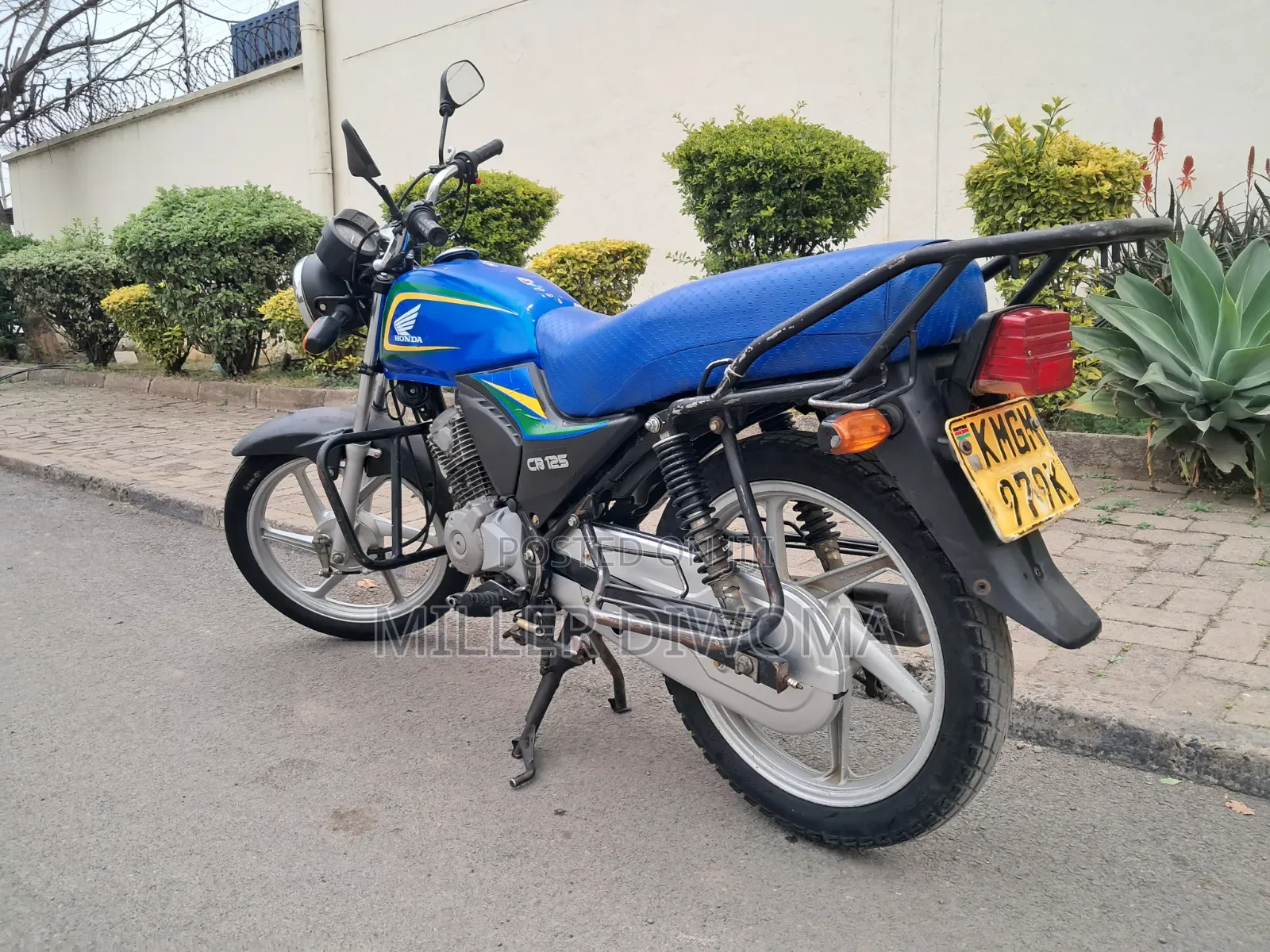 Honda CB 2025 Blue