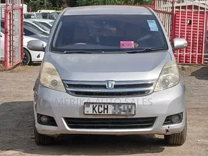 Toyota ISIS 2009 Silver