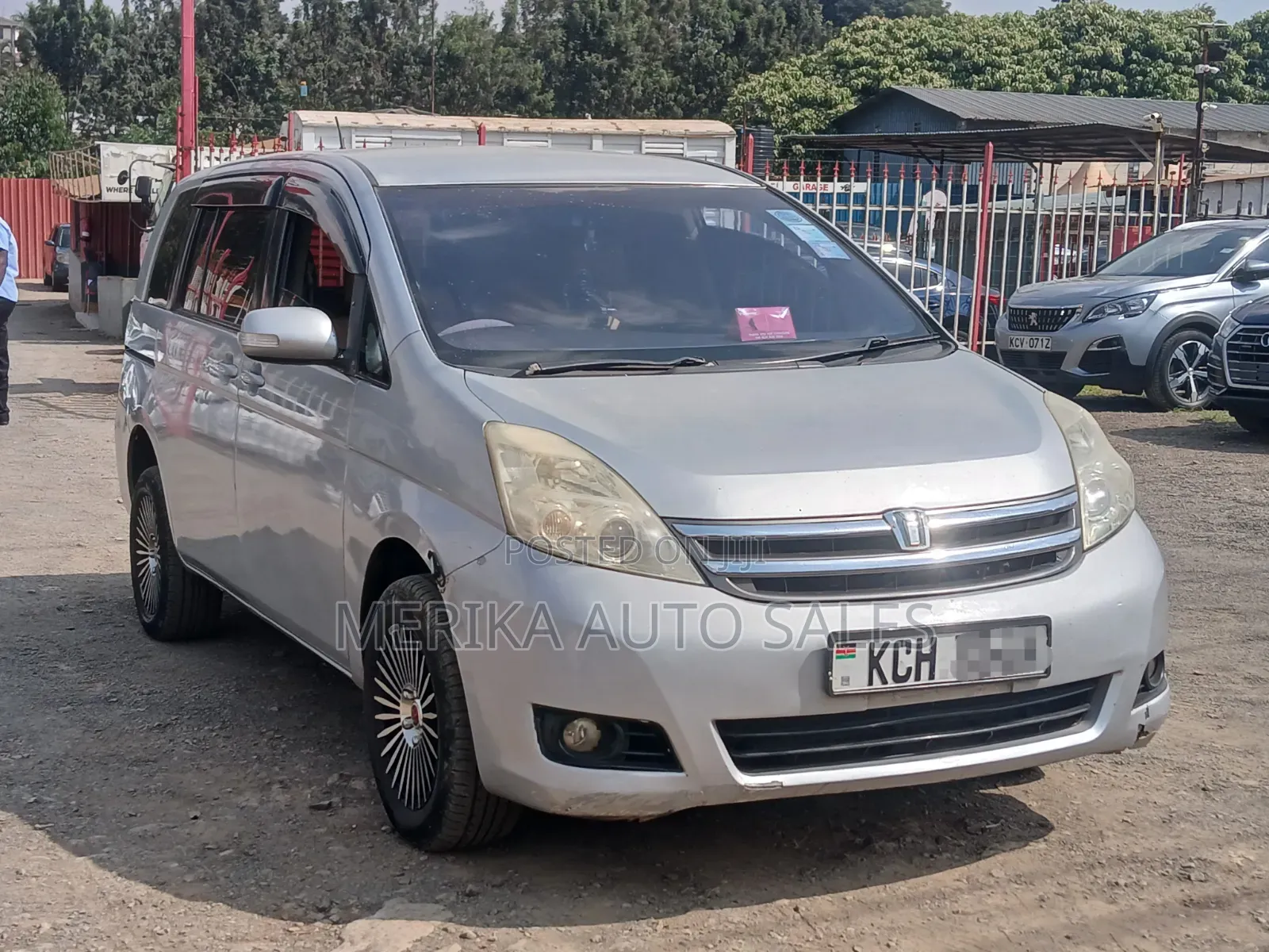 Toyota ISIS 2009 Silver