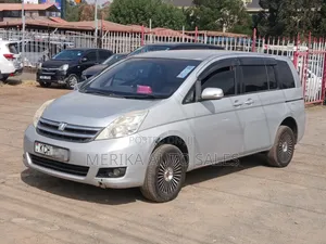 Toyota ISIS 2009 Silver