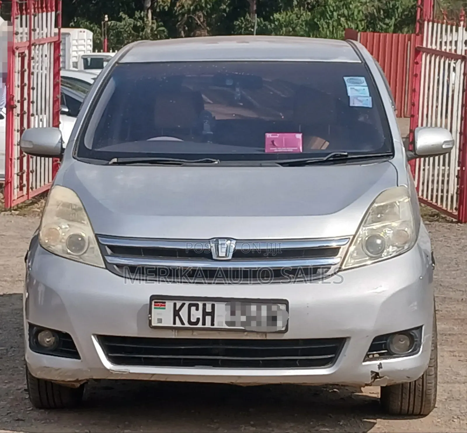 Toyota ISIS 2009 Silver