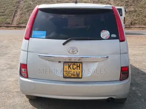 Toyota ISIS 2009 Silver