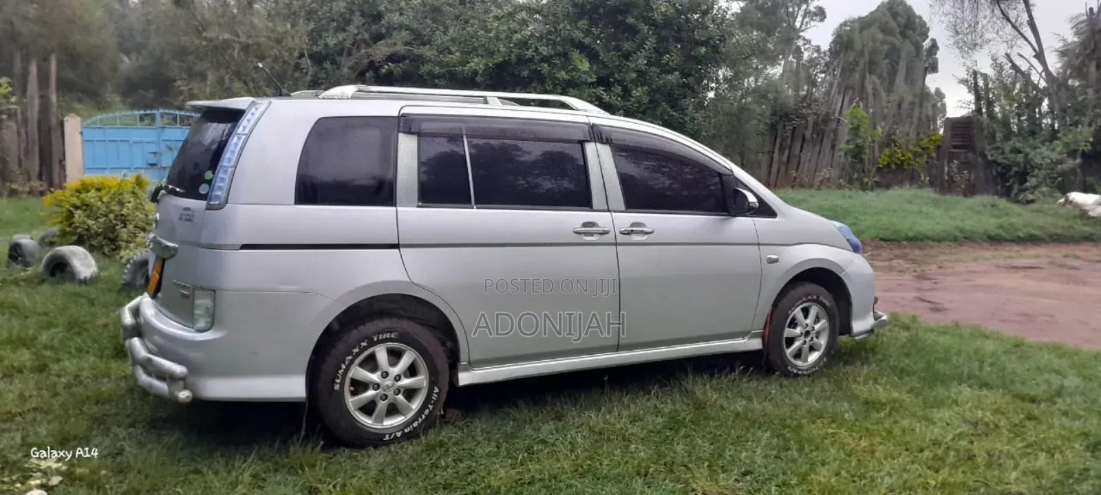 Toyota ISIS 1.8 L 2WD 2014 Silver