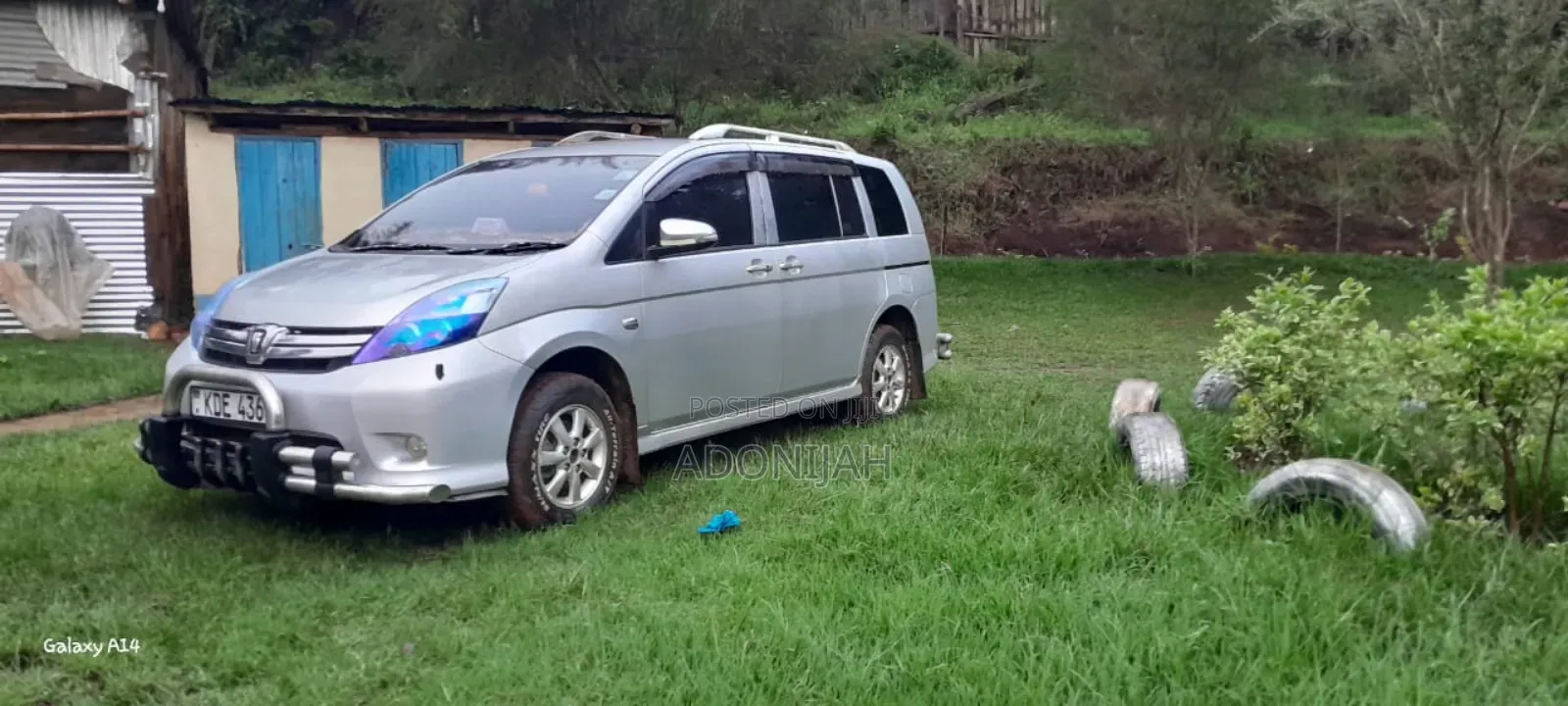 Toyota ISIS 1.8 L 2WD 2014 Silver