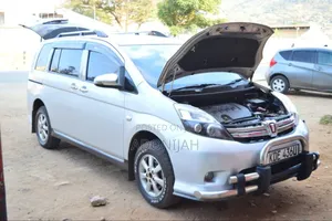 Toyota ISIS 1.8 L 2WD 2014 Silver