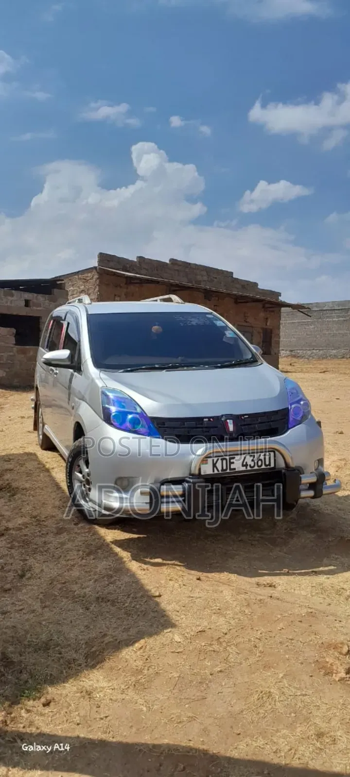 Toyota ISIS 1.8 L 2WD 2014 Silver
