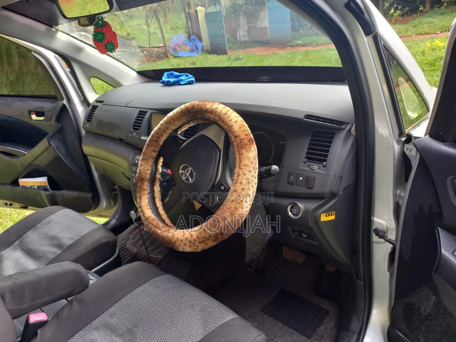 Toyota ISIS 1.8 L 2WD 2014 Silver