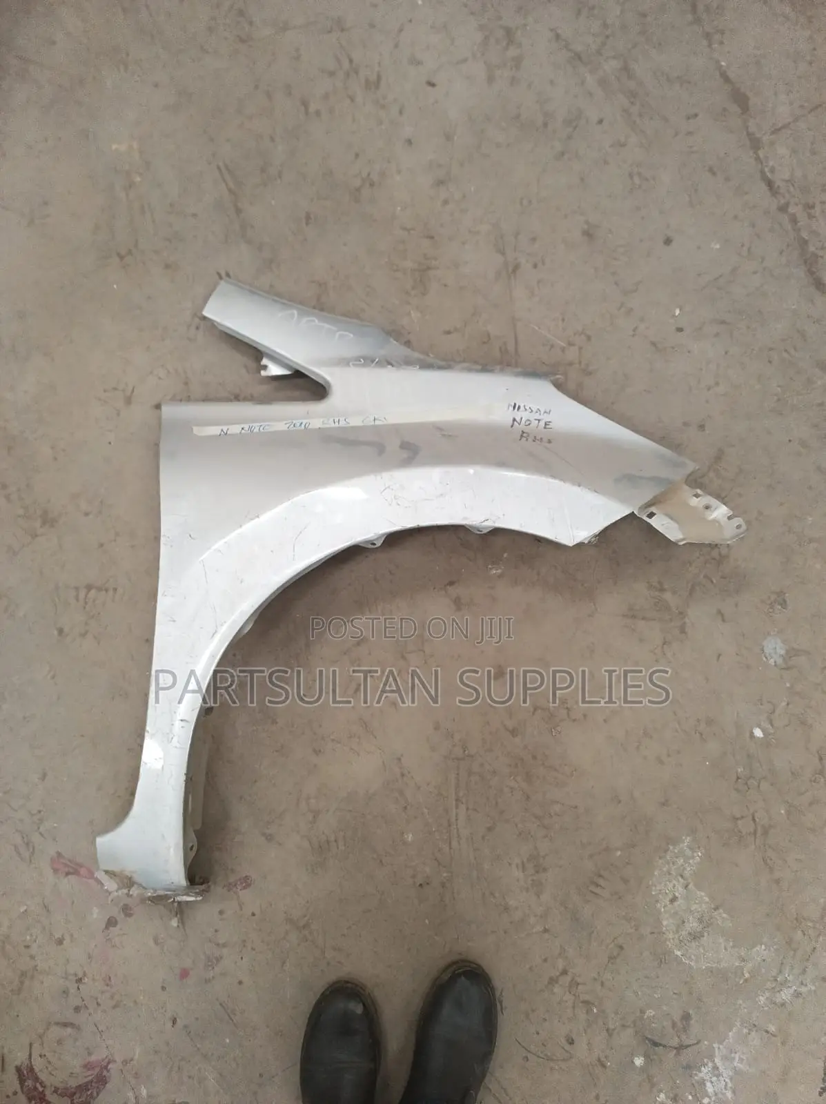 RHS Fender Nissan Note 2010