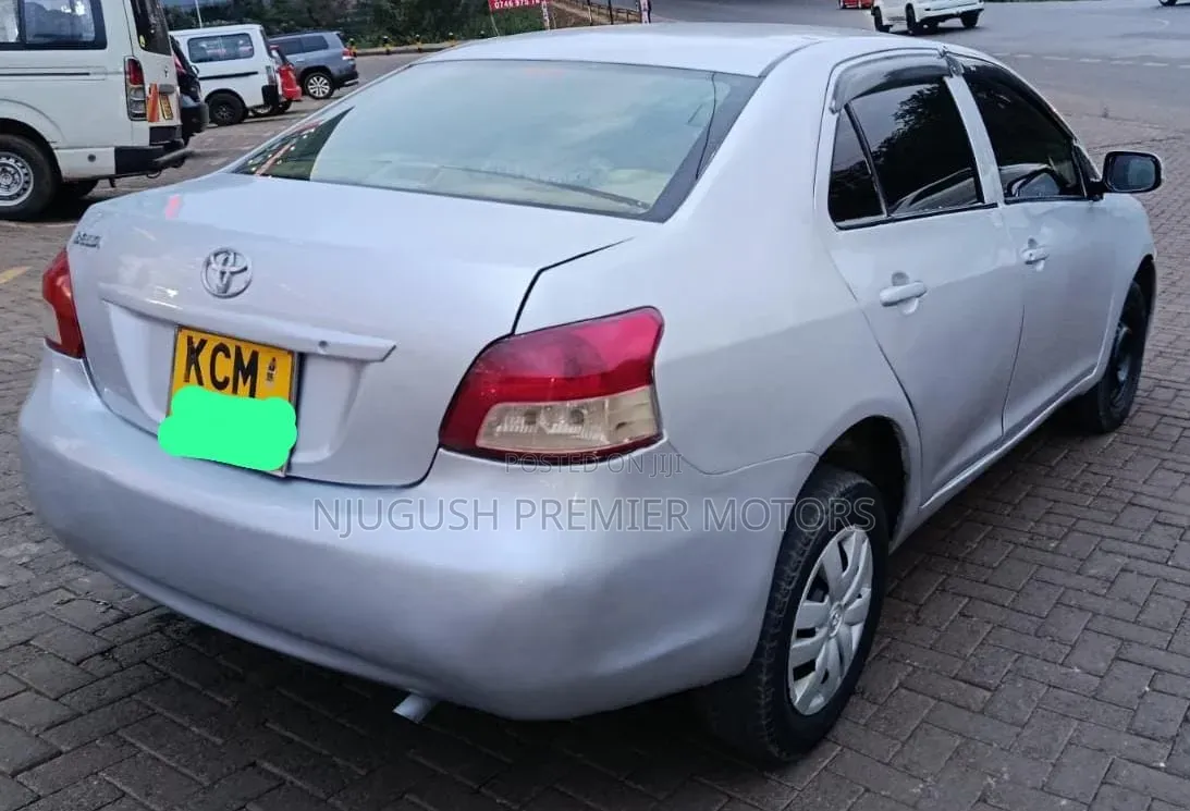 Toyota Belta 2010 Silver