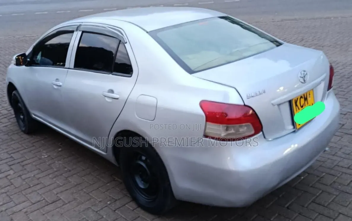 Toyota Belta 2010 Silver