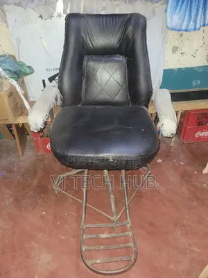 Simple Kinyozi Chair