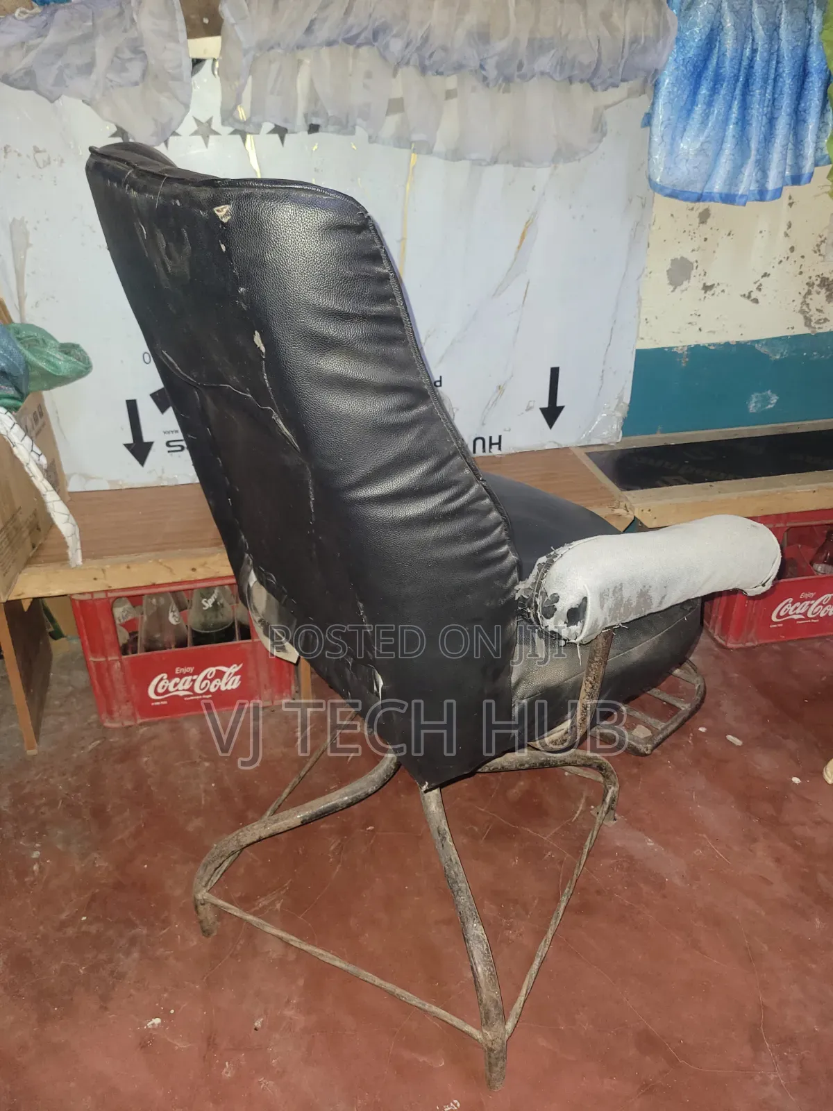 Simple Kinyozi Chair
